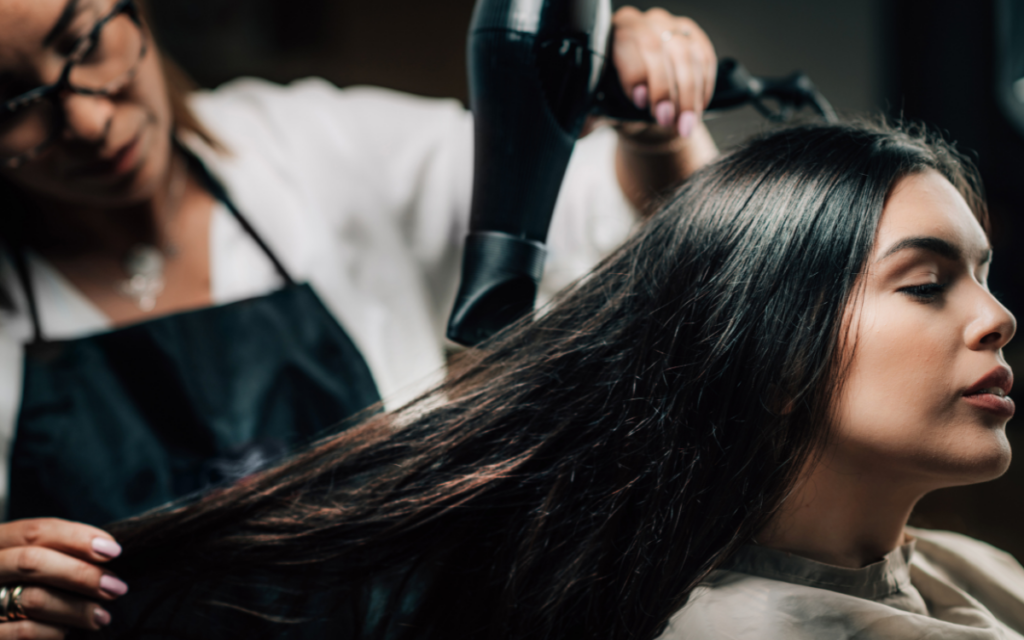 peluqueria seca el pelo a clienta