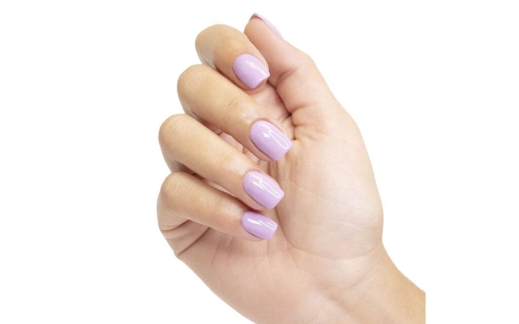 mano con manicura hecha