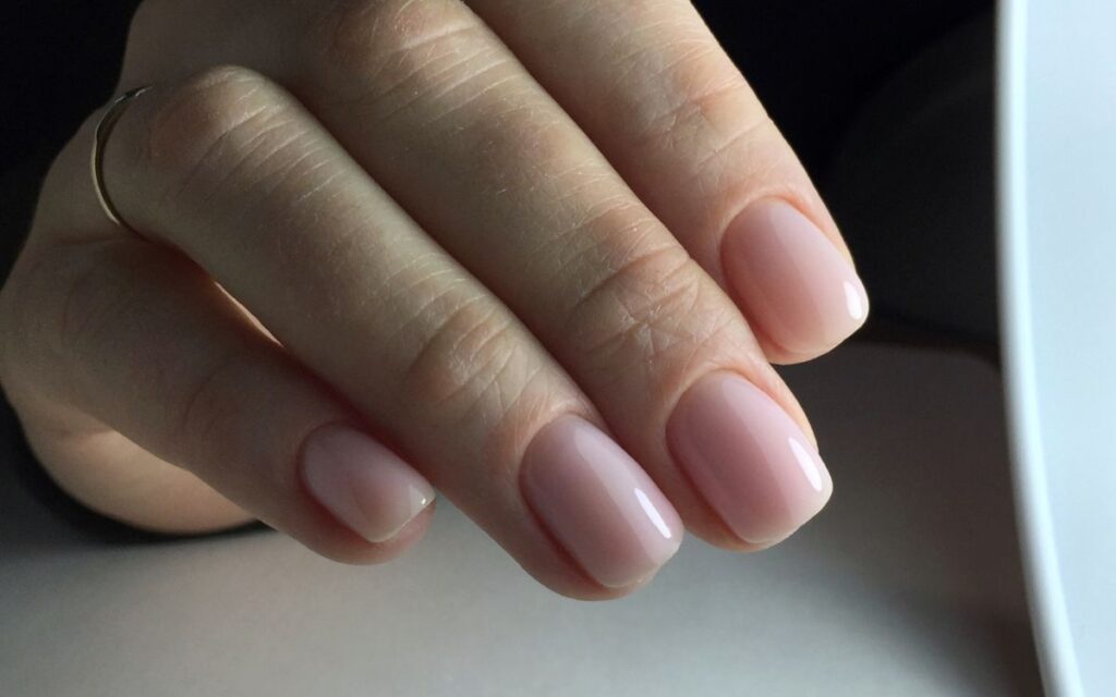 mano con manicura hecha